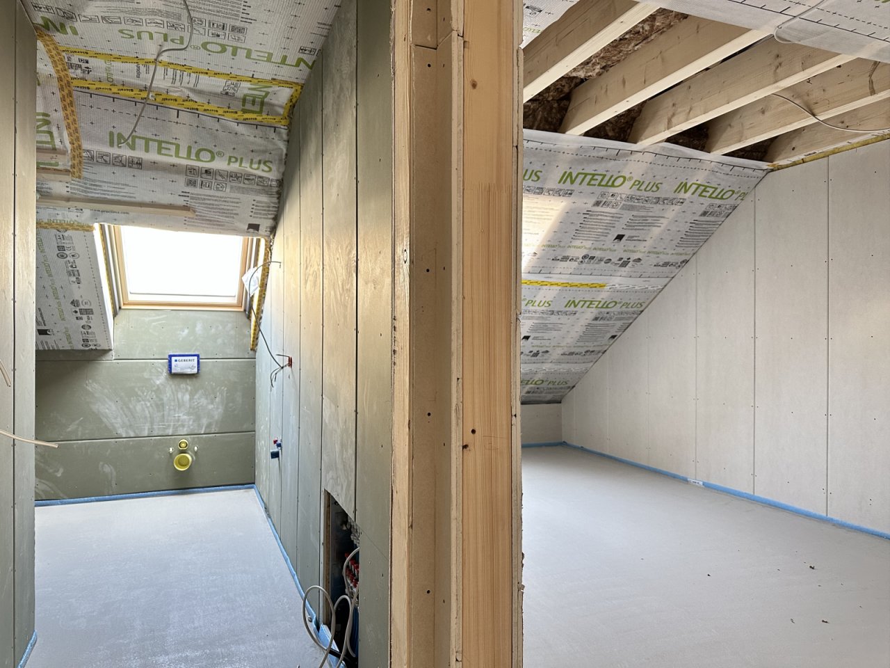 Duschbad und Zimmer im DG