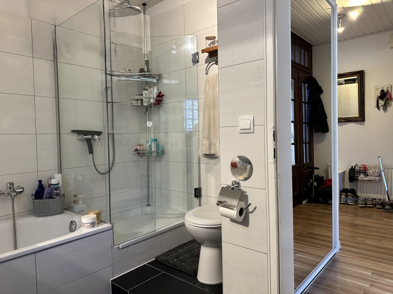Bad mit Dusche und Wanne