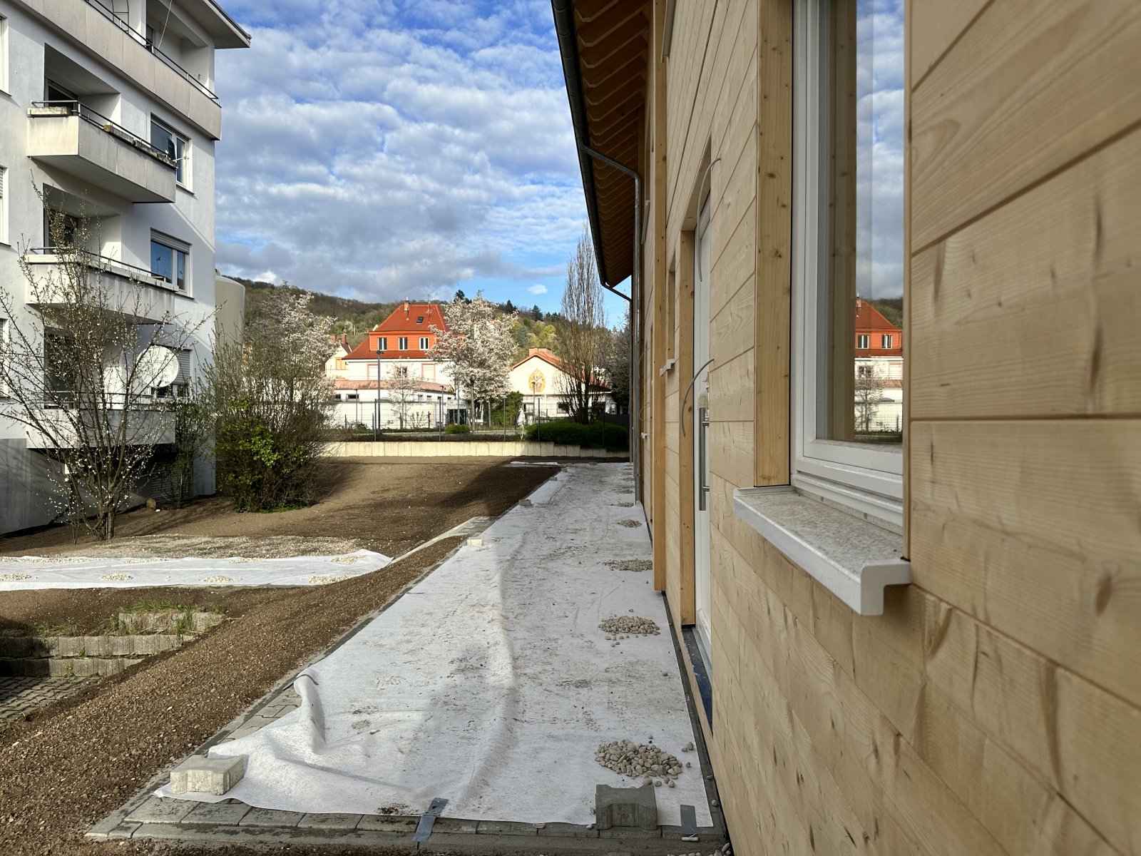 Gehweg zu den Eingängen