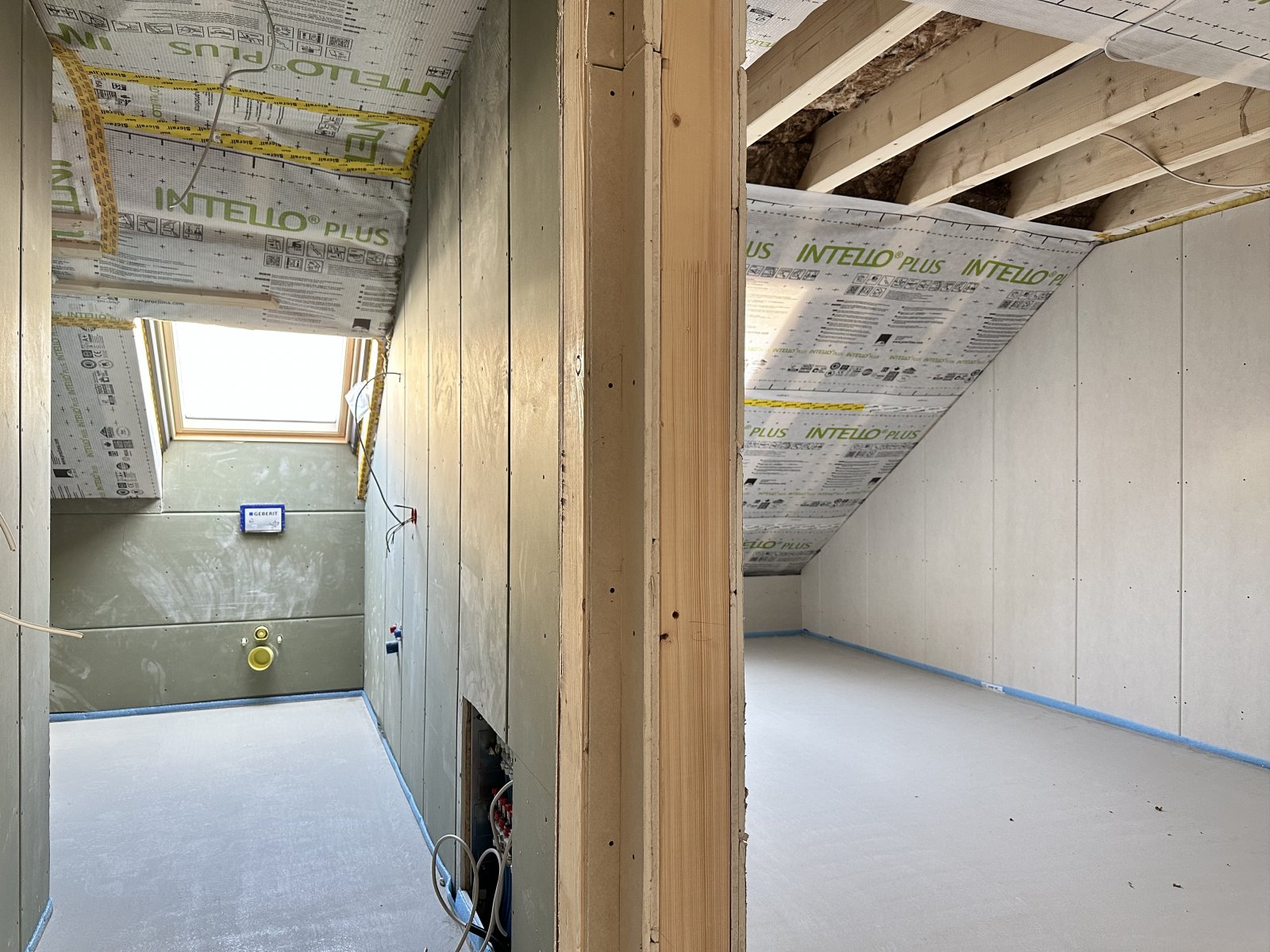 Duschbad und Zimmer im DG