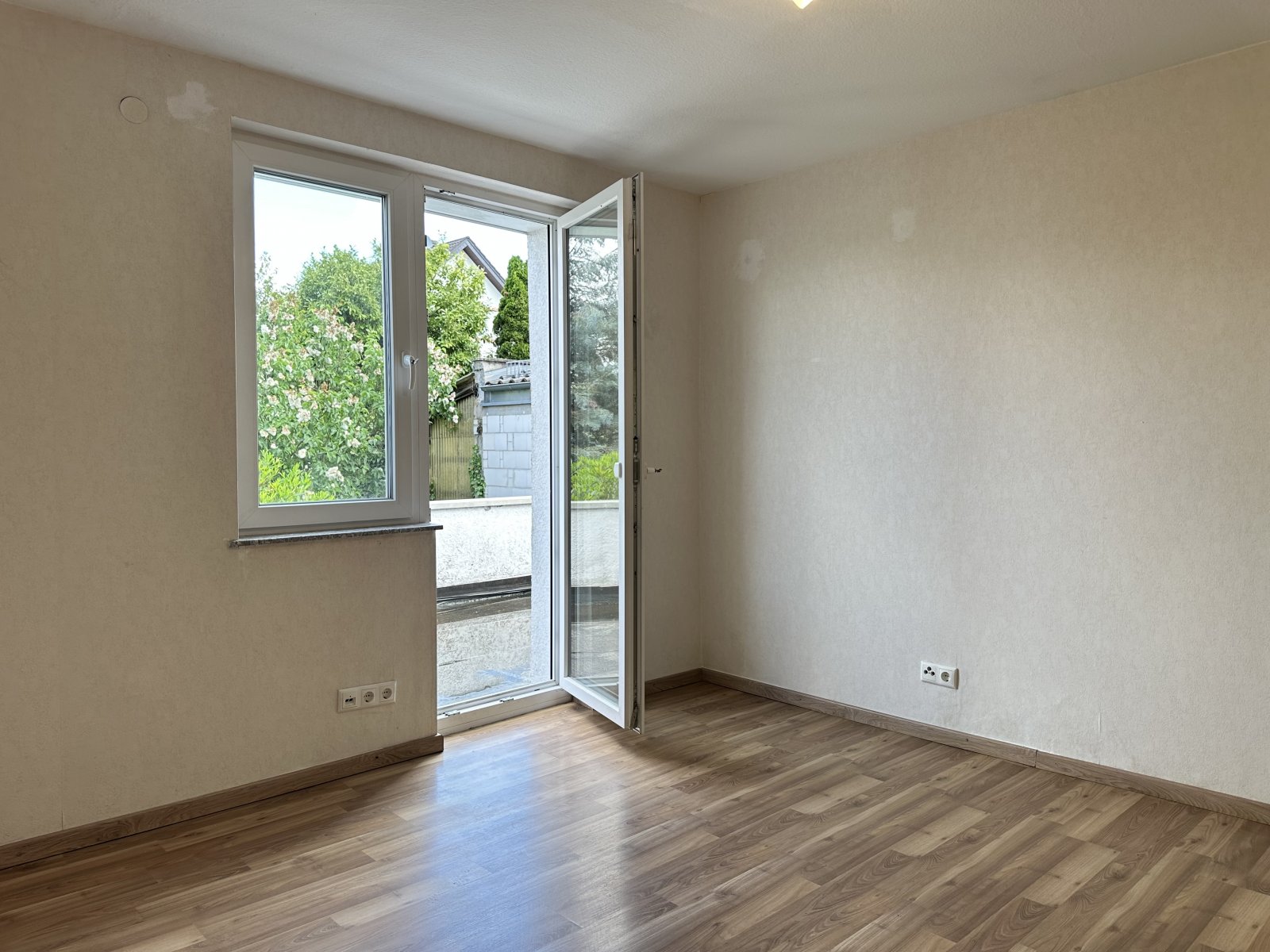 mit Zugang zum Balkon mit Zugang zum Balkon