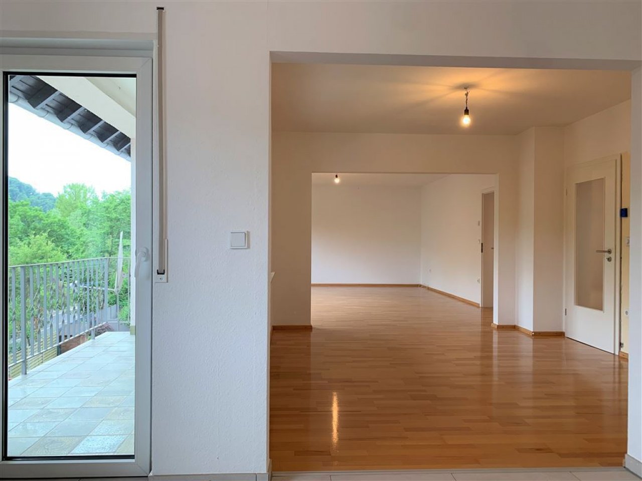 Blick aus der Küche und Zugang zum Balkon Blick aus der Küche und Zugang zum Balkon