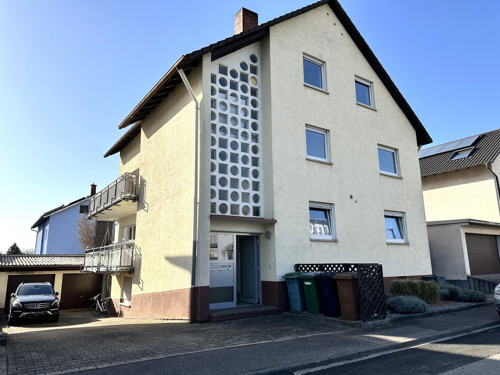 Weinheim: Gute Kapitalanlage oder selbst einziehen: 4-Familienhaus, zwei Garagen, Garten - teilrenoviert - Weinheim: Gute Kapitalanlage oder selbst einziehen: 4-Familienhaus, zwei Garagen, Garten - teilrenoviert -