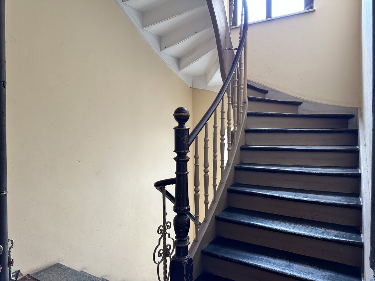 gepflegtes Altbau Treppenhaus gepflegtes Altbau Treppenhaus