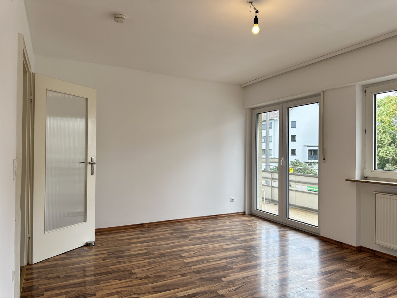 Wohnzimmer Mit Balkonzugang