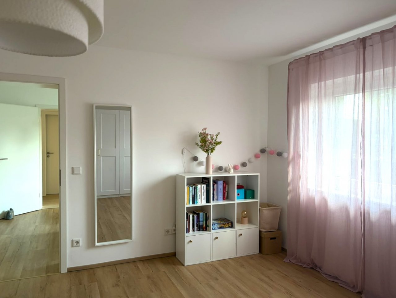Schlafzimmer mit Platz für Homeoffice