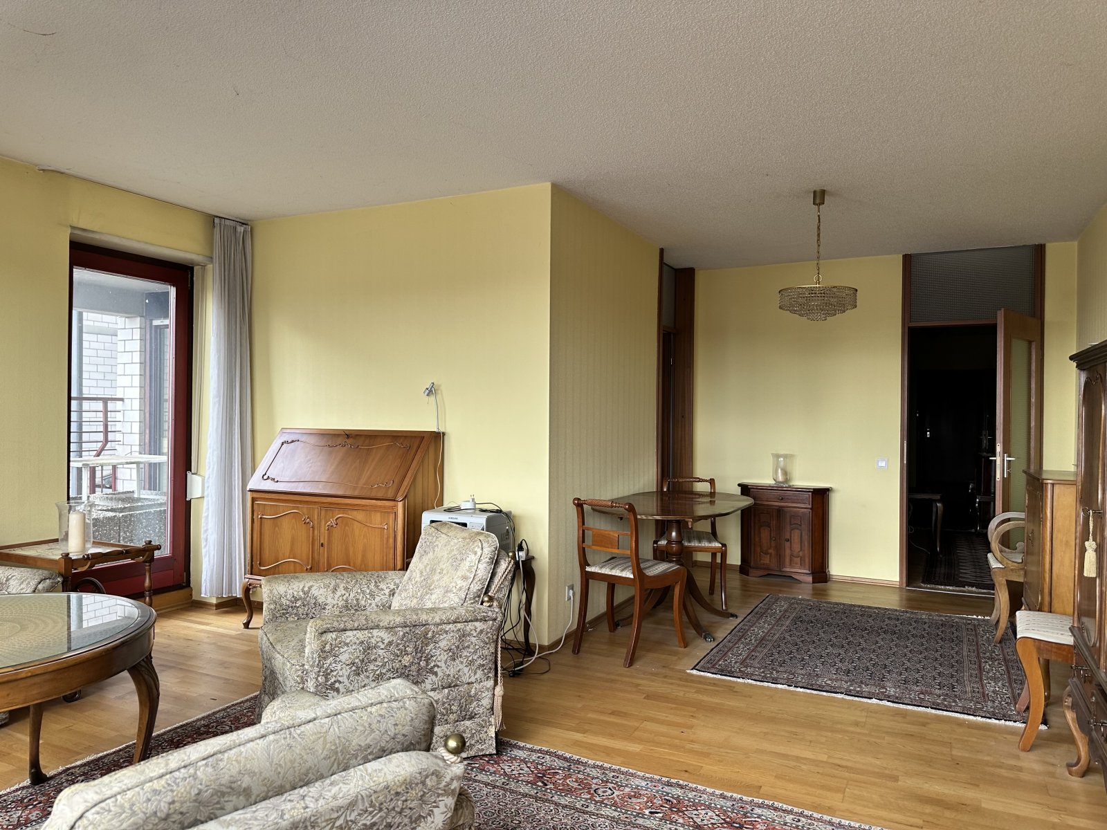 geräumiges Wohnzimmer geräumiges Wohnzimmer