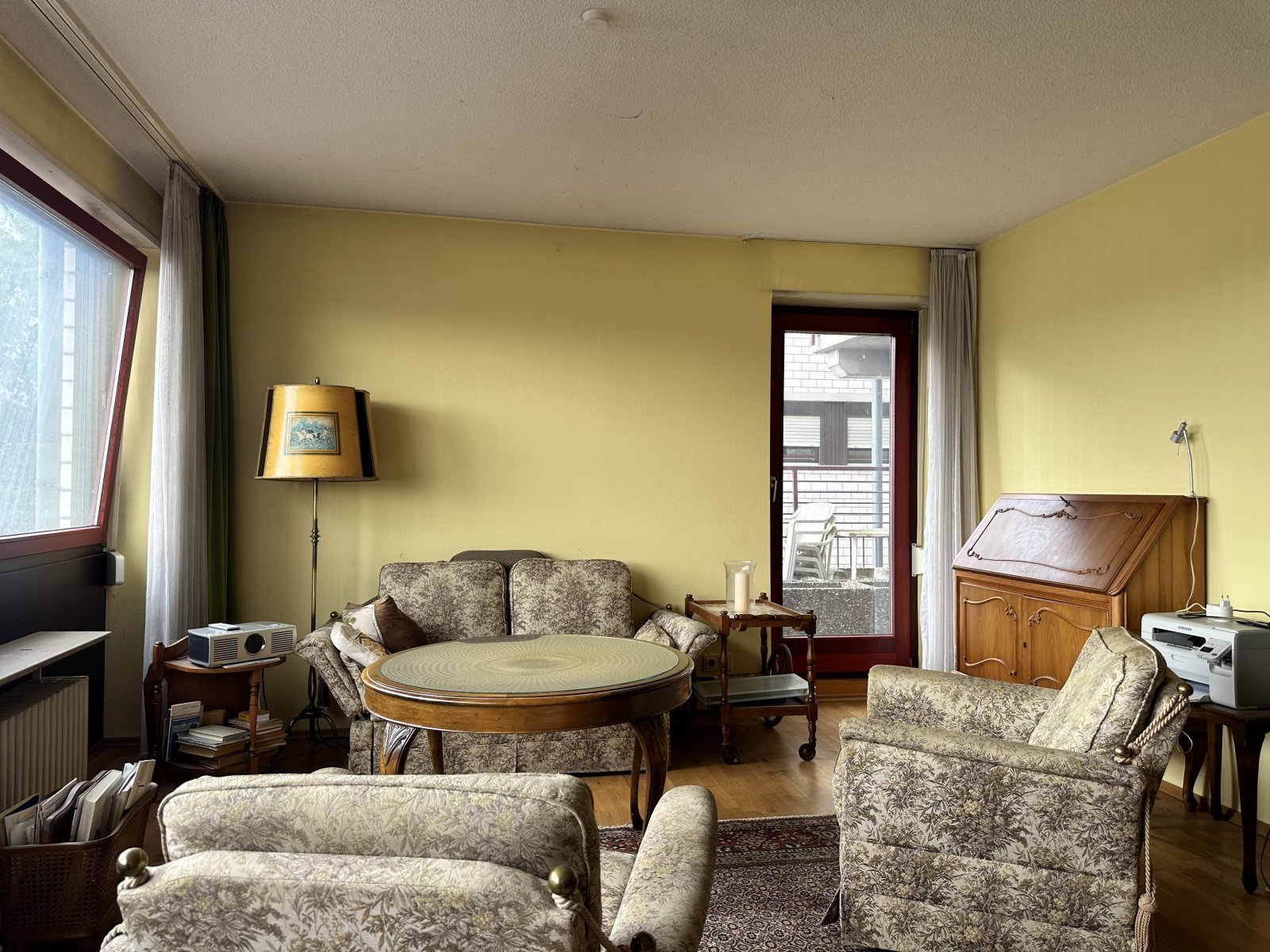 mit Zugang zum Balkon