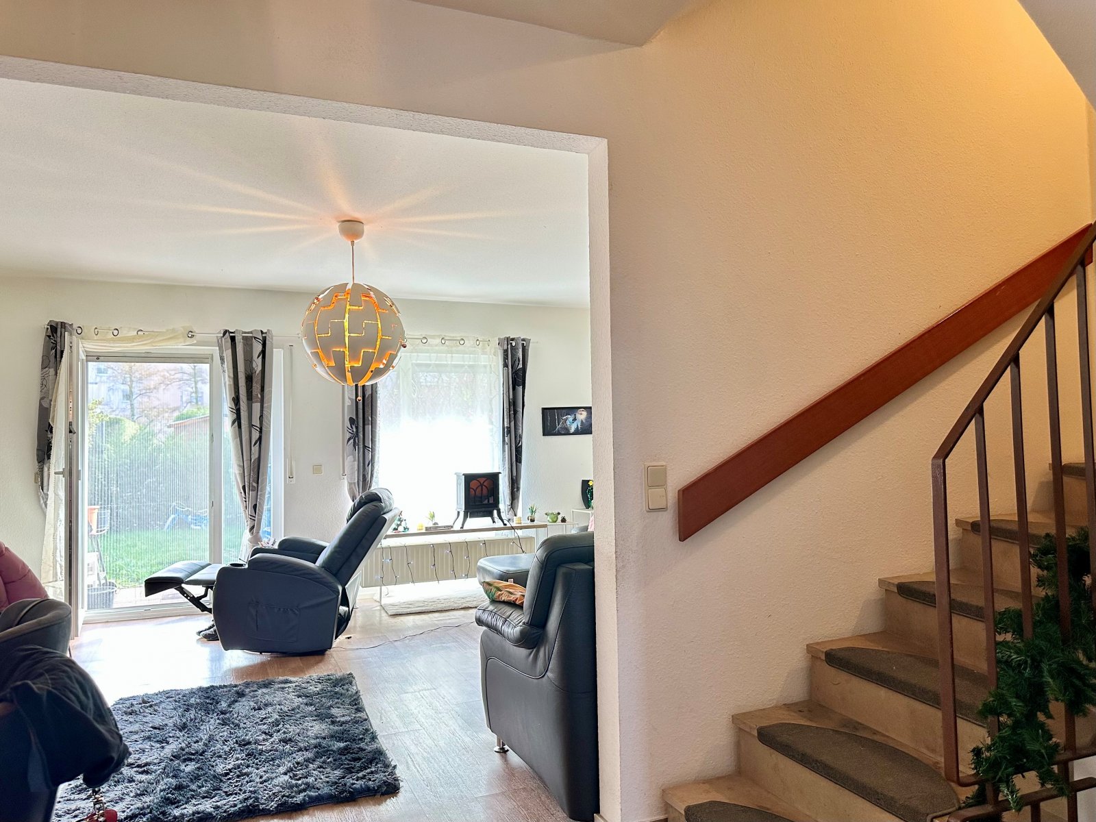 Wohnzimmer und Treppe nach oben Wohnzimmer und Treppe nach oben