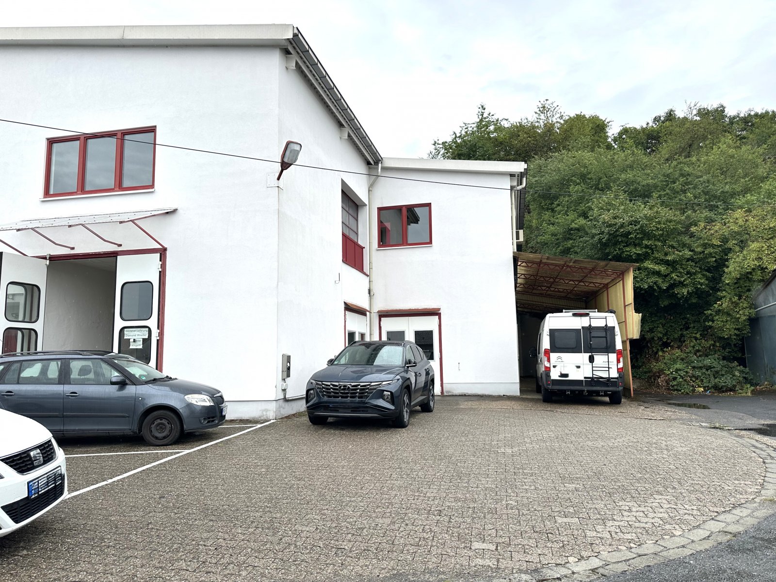 mit 4 Stellplätzen, teils überdacht mit 4 Stellplätzen, teils überdacht