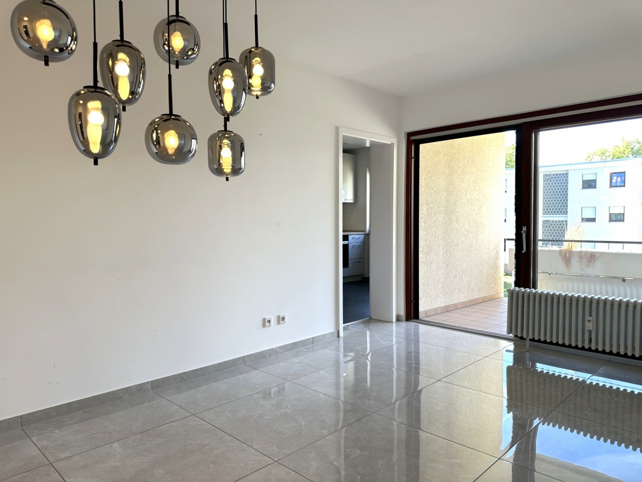 Essbereich mit Zugang zum Balkon Essbereich mit Zugang zum Balkon