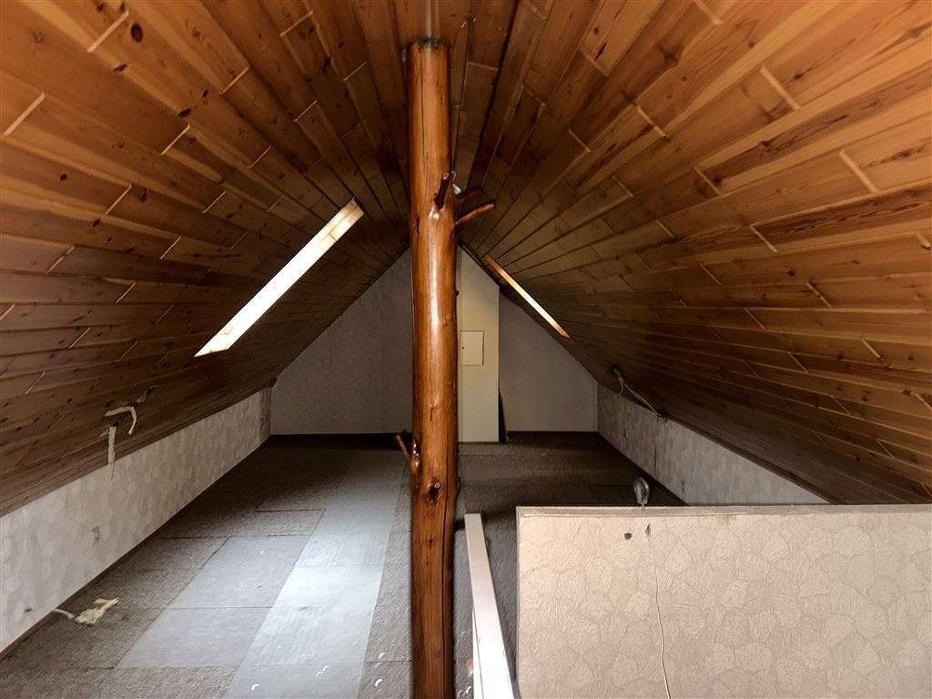 mit Dachschrägen-Fenstern mit Dachschrägen-Fenstern