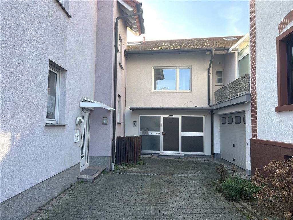 Hof mit Doppelgarage Hof mit Doppelgarage