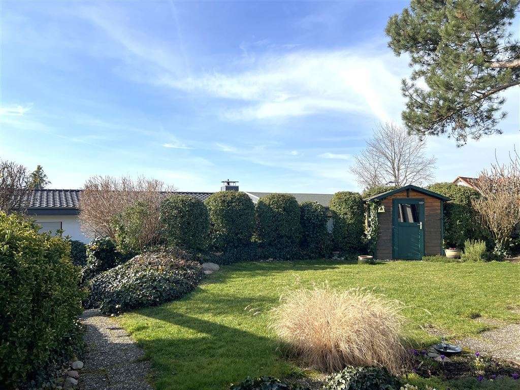 Garten mit kl. Hütte Garten mit kl. Hütte