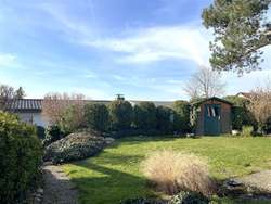 Garten mit kl. Hütte Garten mit kl. Hütte