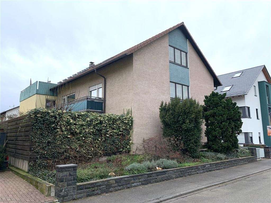 Weinheim , Bergstr: 4-Zimmer-Wohnung mit Balkon in Sulzbach 