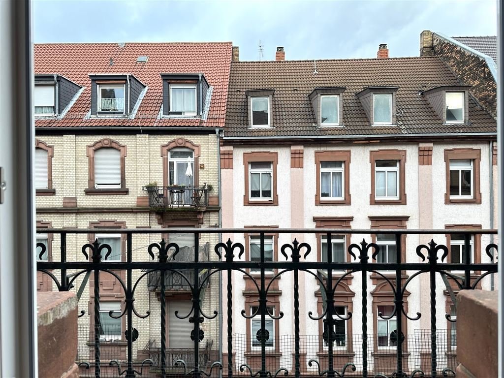 zur Straßenseite zur Straßenseite