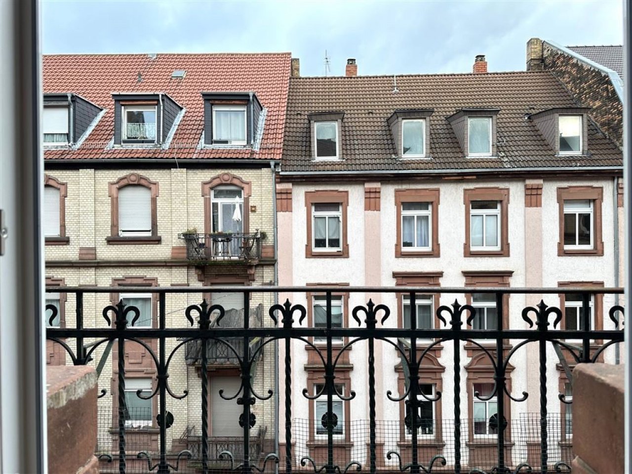 zur Straßenseite zur Straßenseite