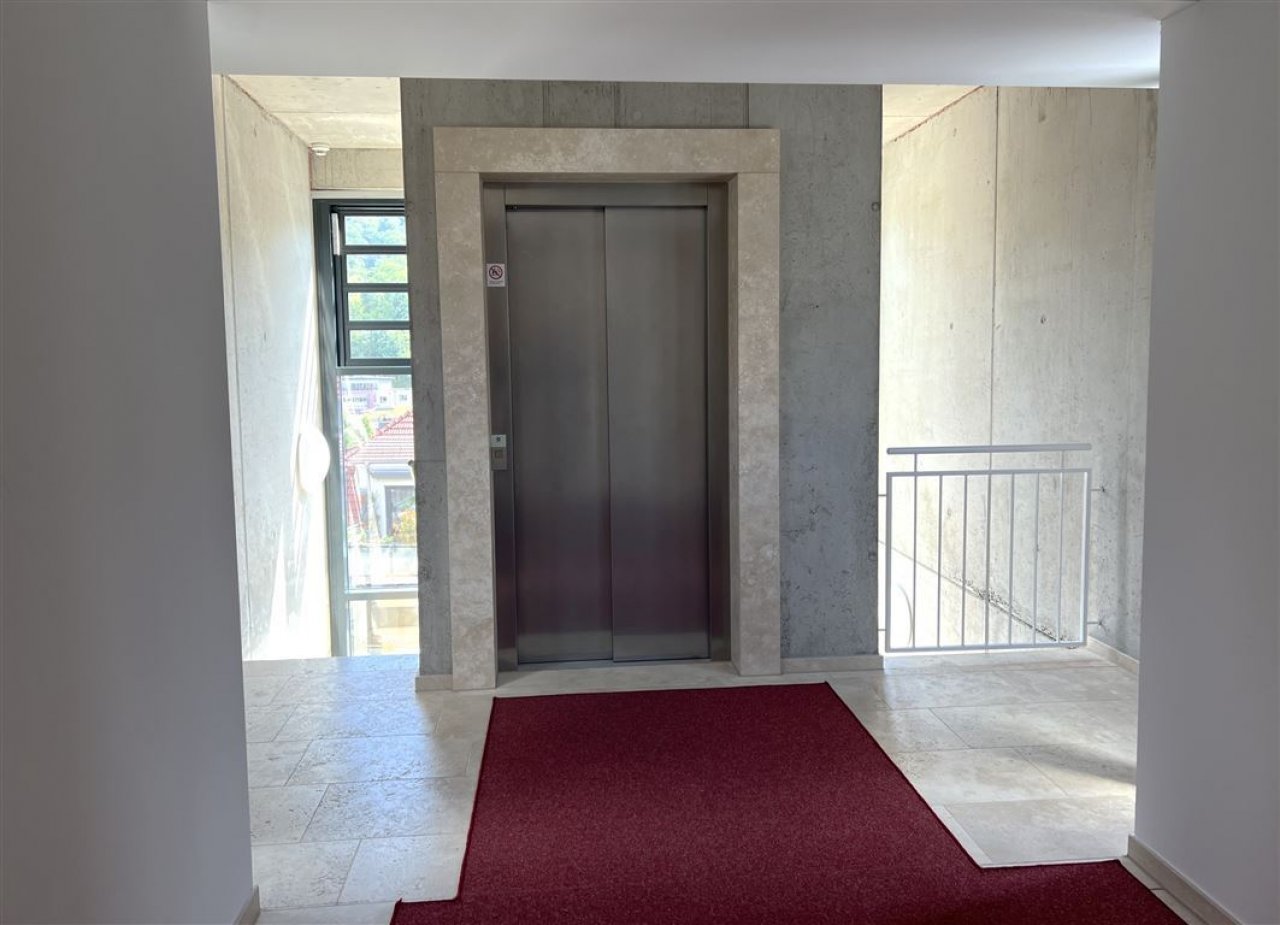 Treppenhaus mit Aufzug Treppenhaus mit Aufzug