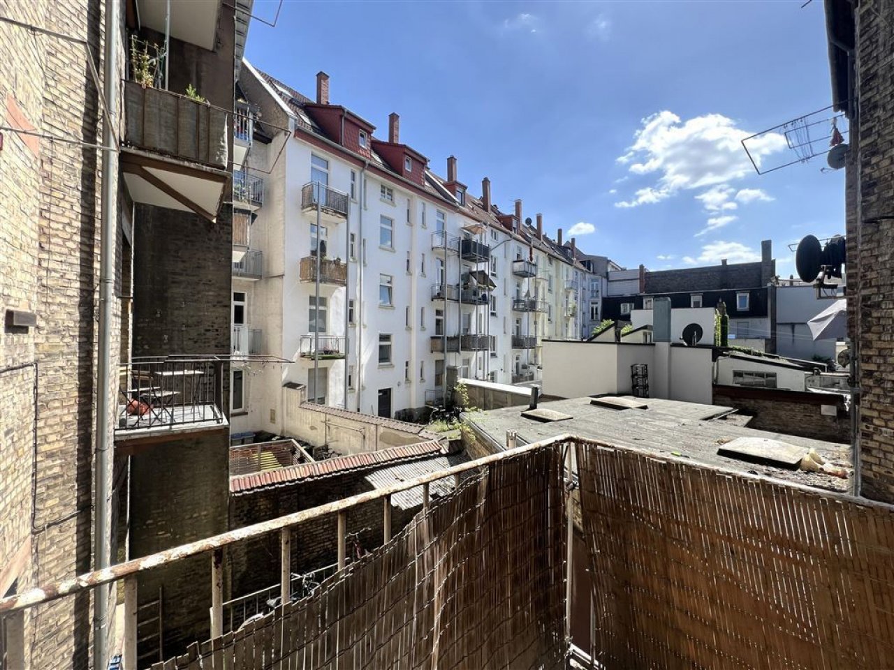 Balkon mit Blick in den Hinterhof Balkon mit Blick in den Hinterhof