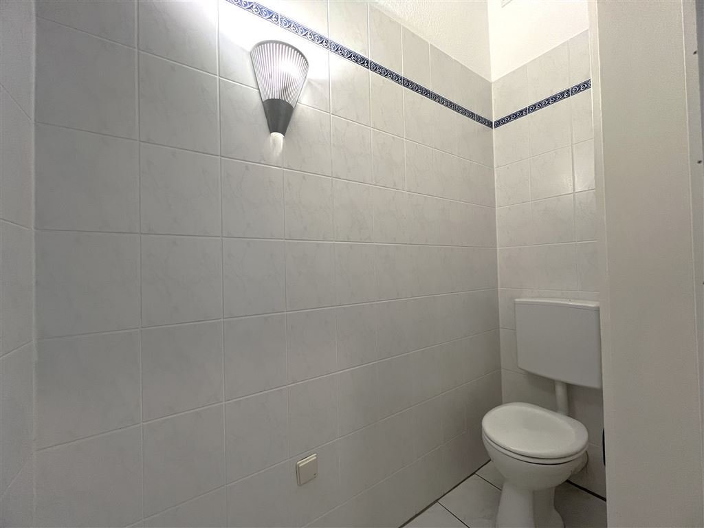 separates WC separates WC