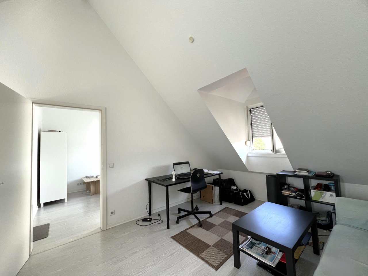 Wohnzimmer mit offener Küche