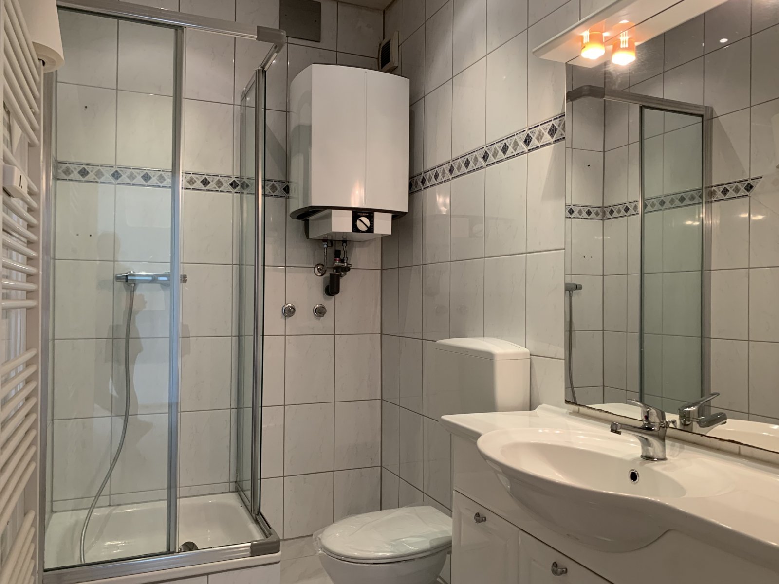 Badezimmer mit Dusche Badezimmer mit Dusche