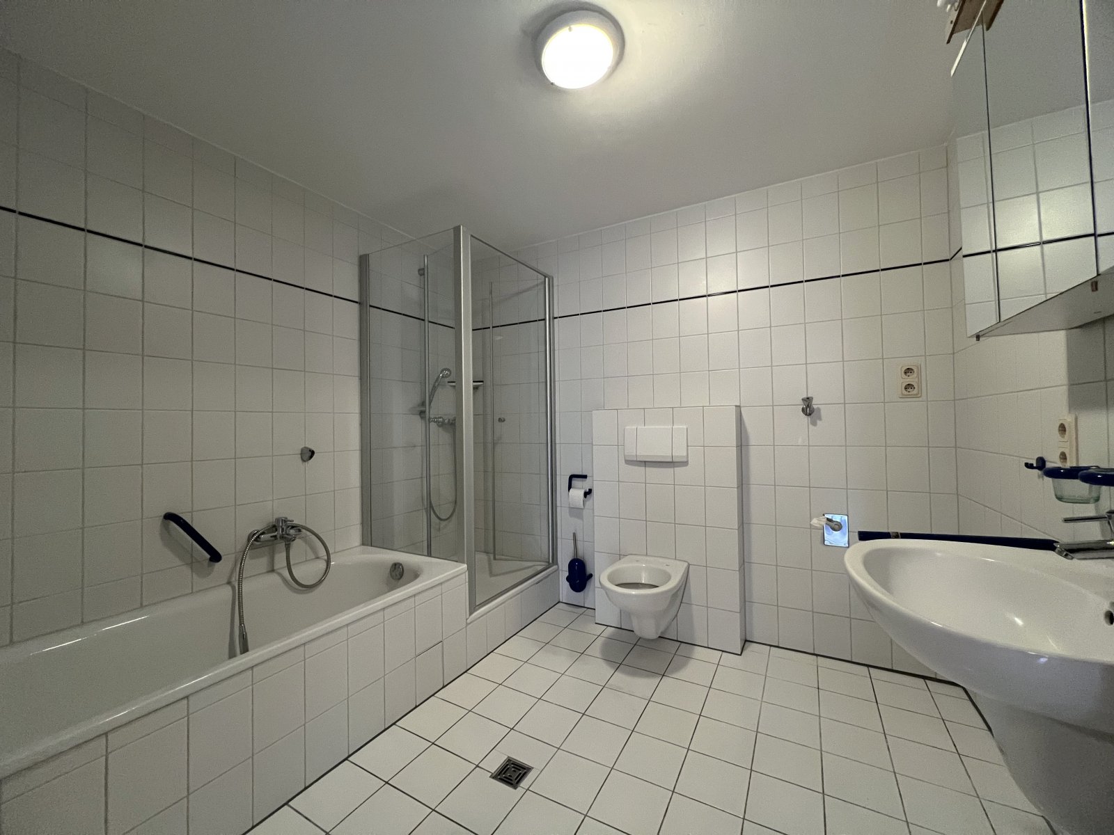 Badezimmer mit Dusche & Wanne Badezimmer mit Dusche & Wanne