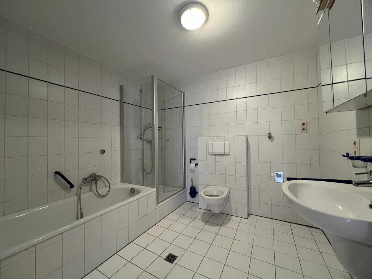 Badezimmer mit Dusche & Wanne