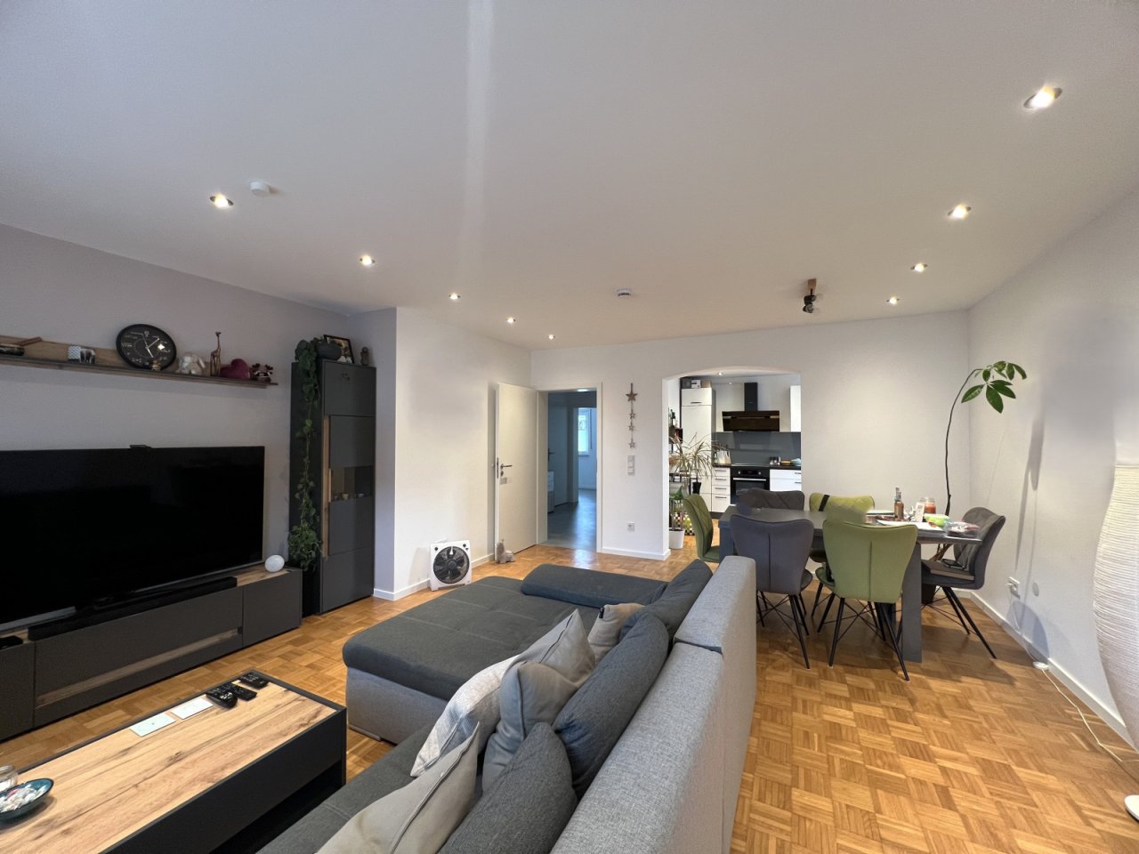 Wohnzimmer mit Balkonzugang
