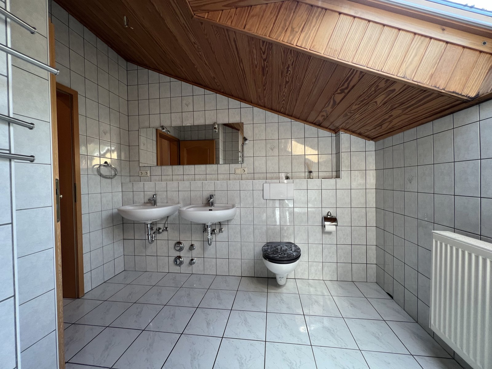 2 Waschbecken und WC 2 Waschbecken und WC