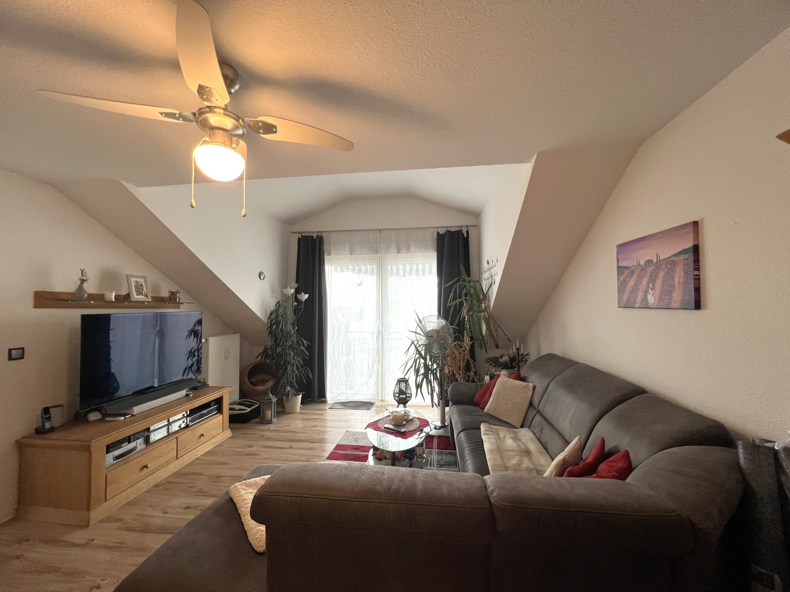 Wohnzimmer mit Balkonzugang Wohnzimmer mit Balkonzugang