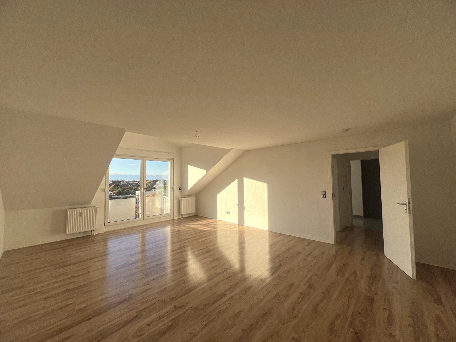 Wohn-Esszimmer mit Balkonzugang Wohn-Esszimmer mit Balkonzugang