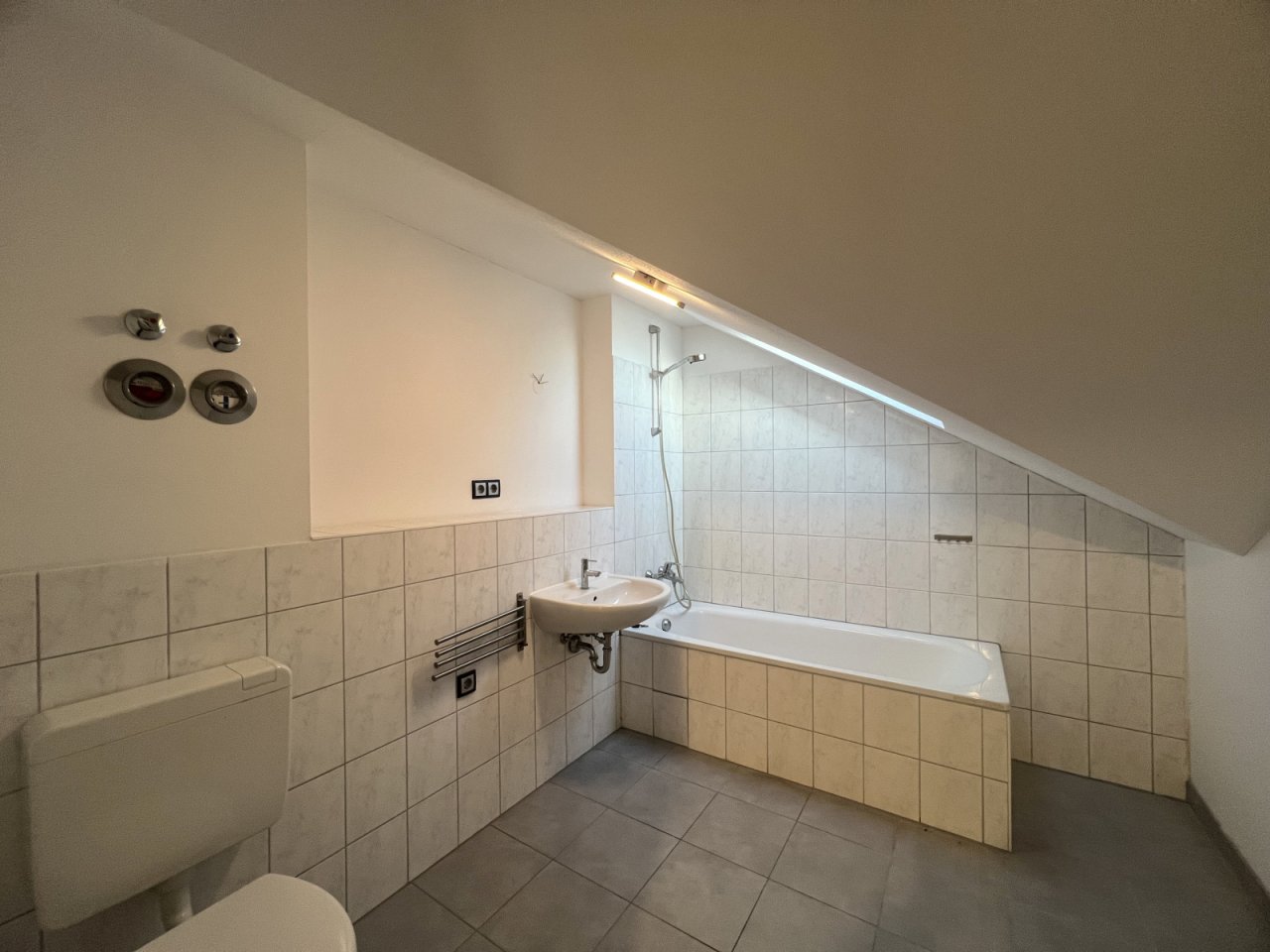 Tageslichtbad mit Badewanner