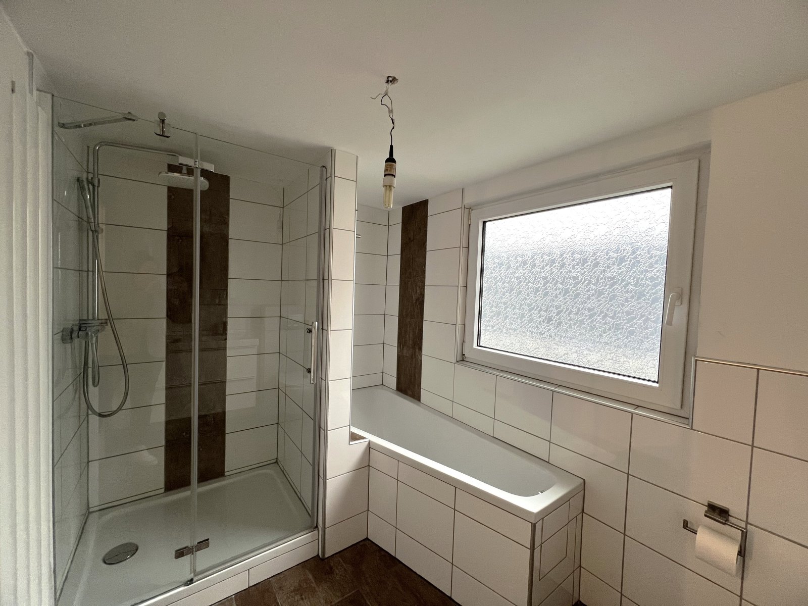 Tageslichtbad mit Badewanne & Dusche