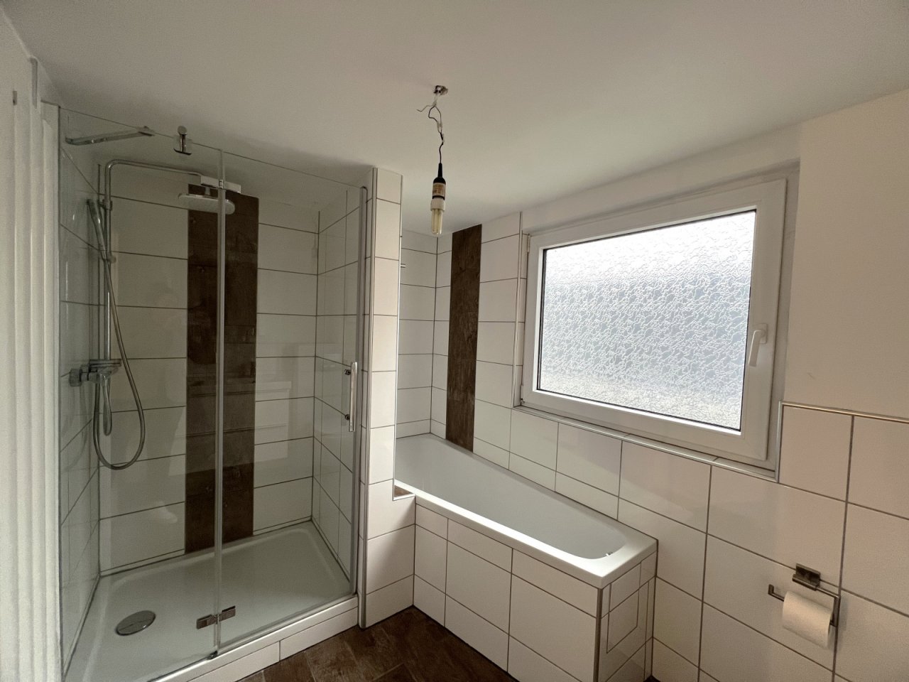 Tageslichtbad mit Badewanne & Dusche