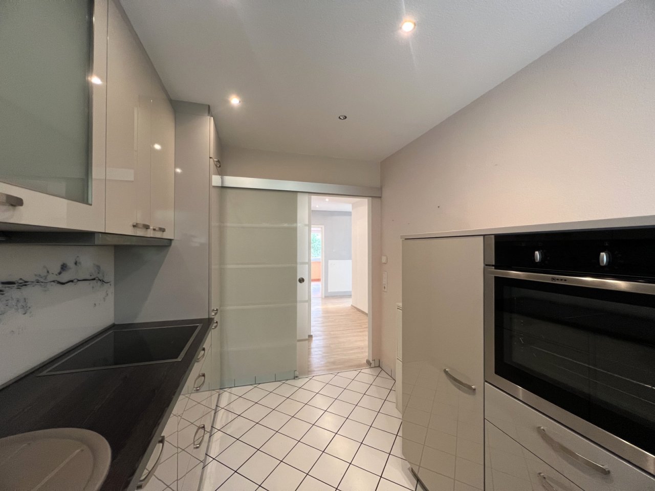 Küche mit Glasschiebetür