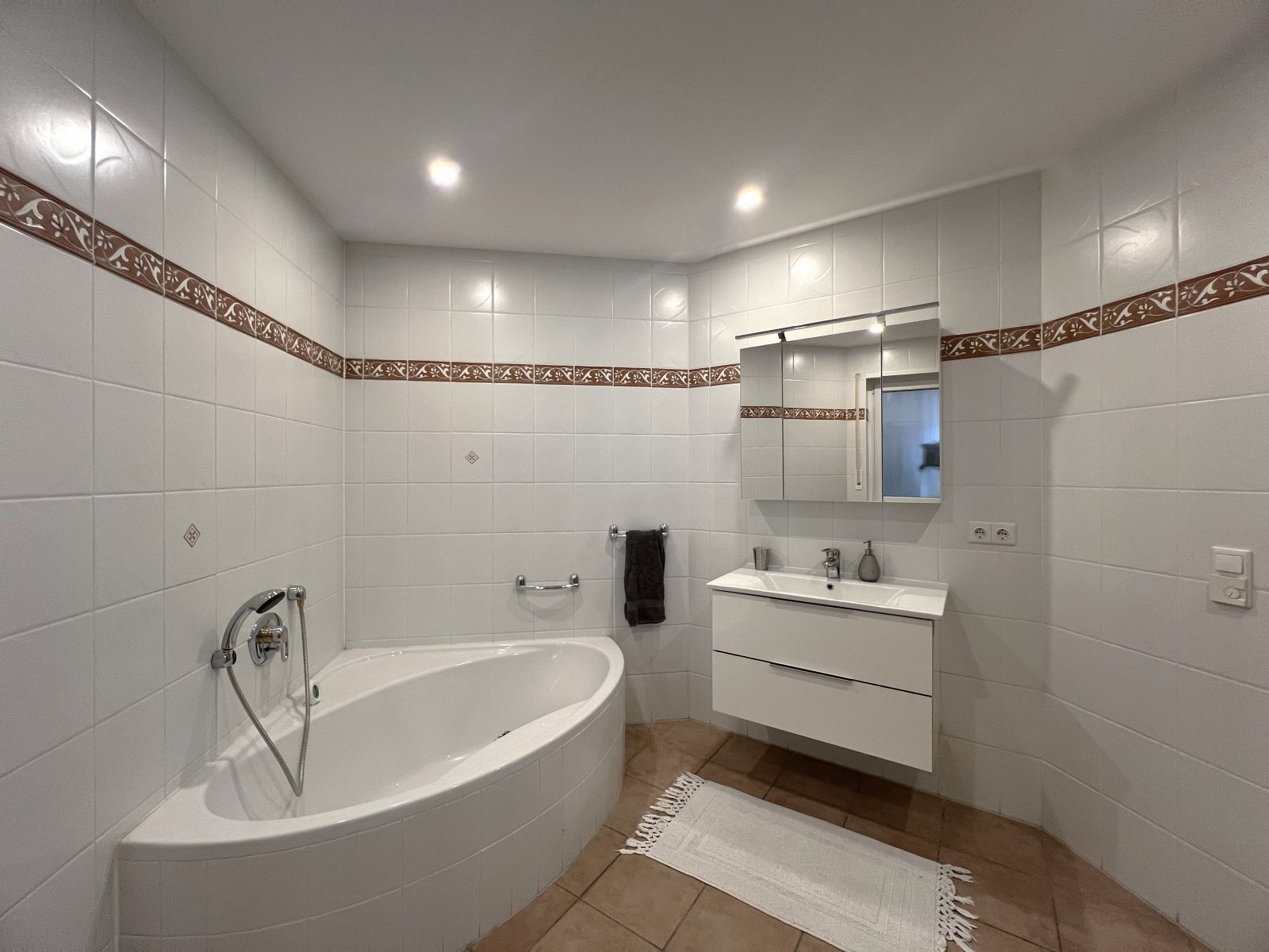 Tageslichtbad mit Badewanne