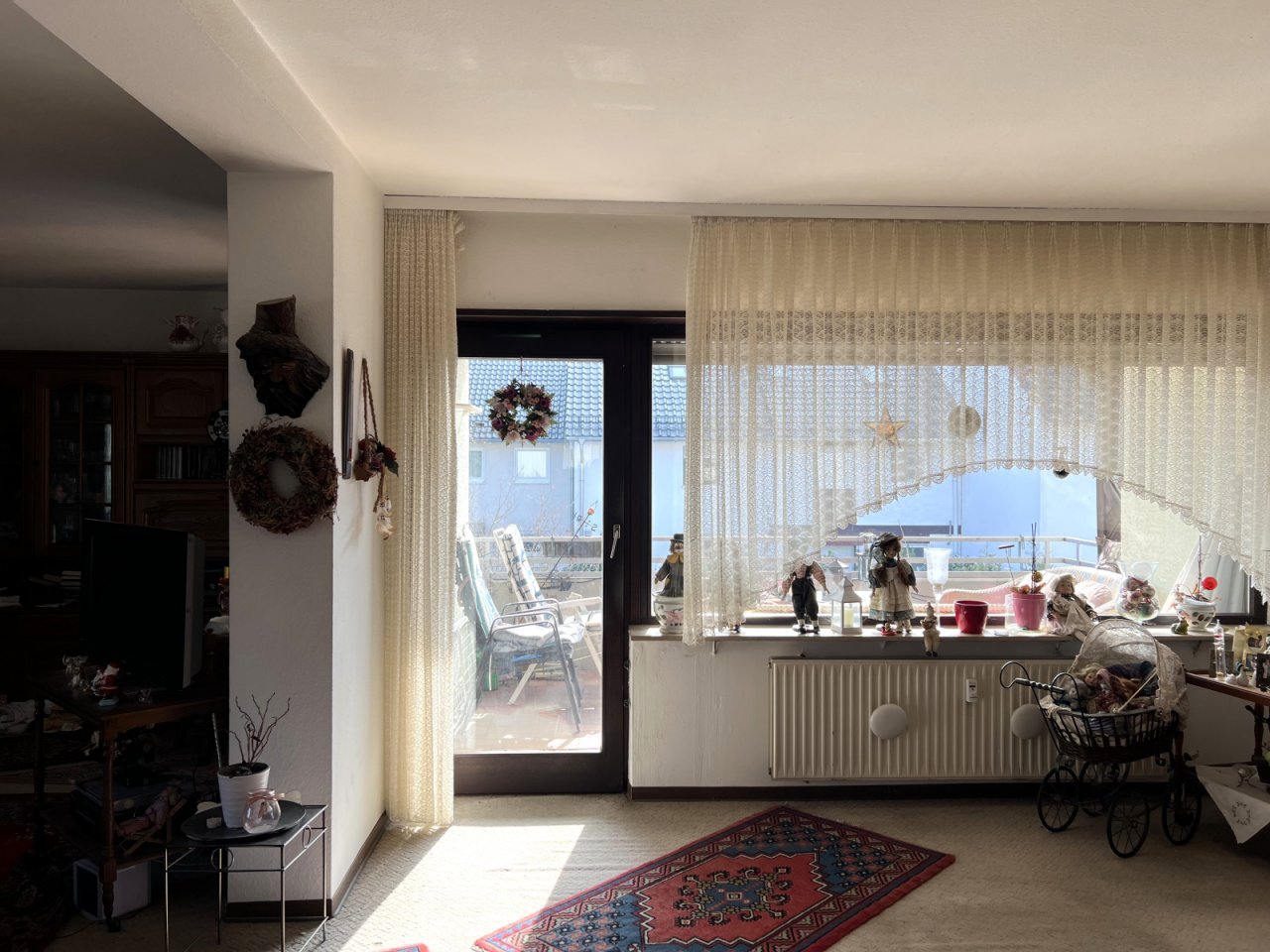 Wohn-Esszimmer mit Balkonzugang Wohn-Esszimmer mit Balkonzugang