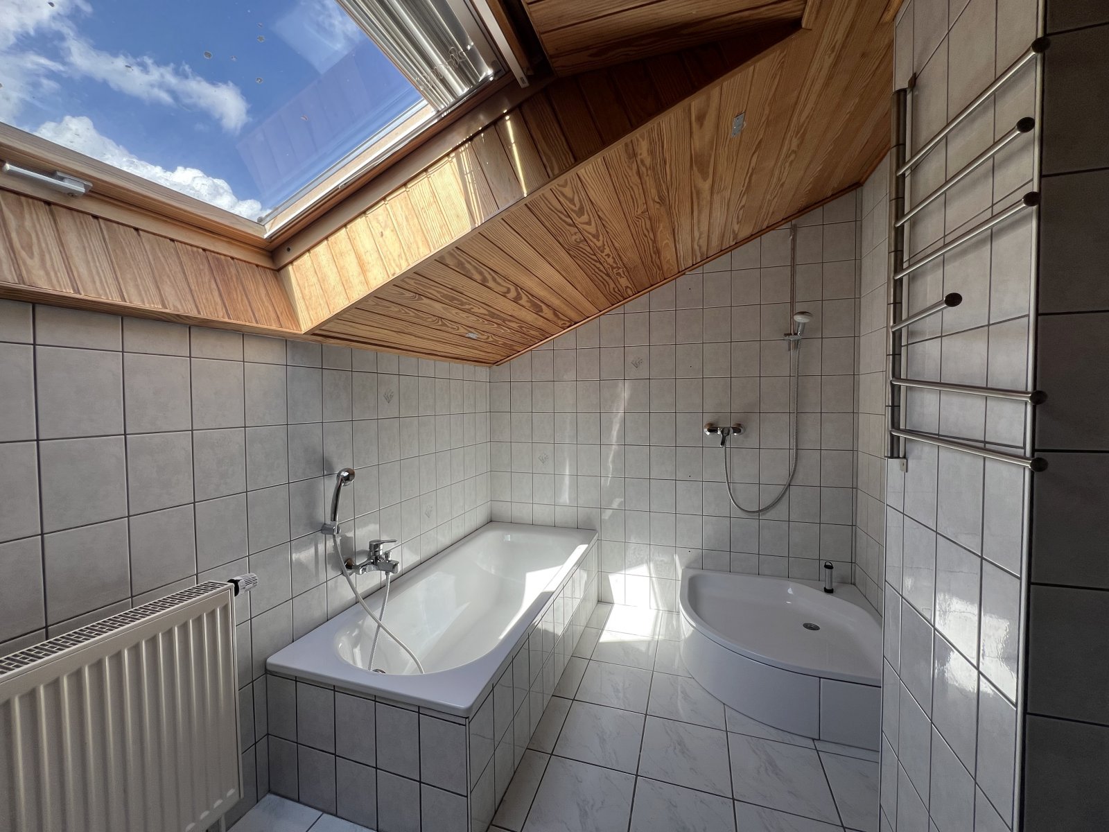 Tageslichtbad mit Badewanne und Dusche Tageslichtbad mit Badewanne und Dusche