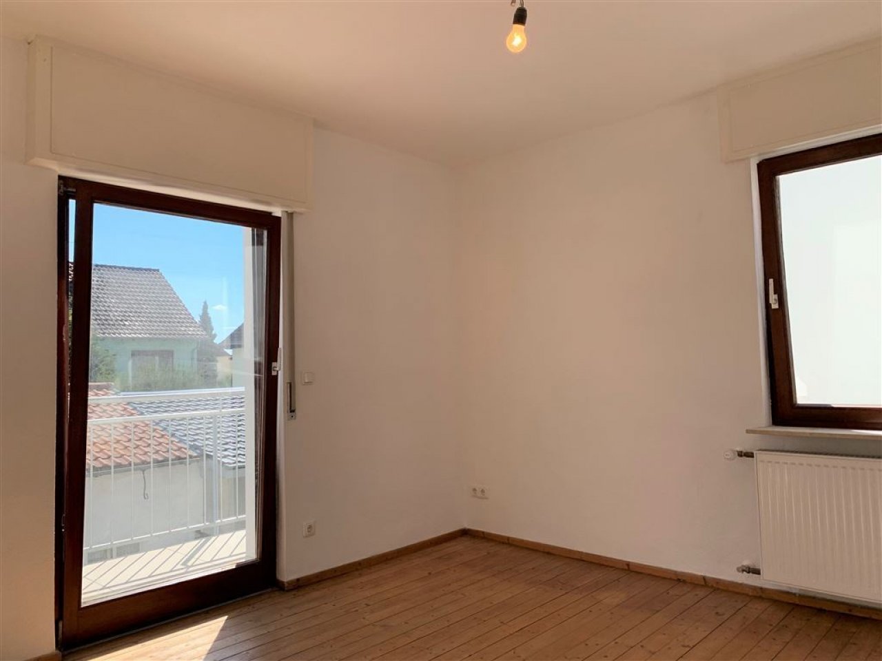 ein Zimmer mit Balkon