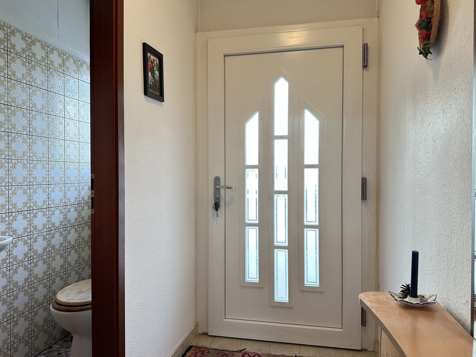 Eingangsbereich mit Gäste-WC Eingangsbereich mit Gäste-WC