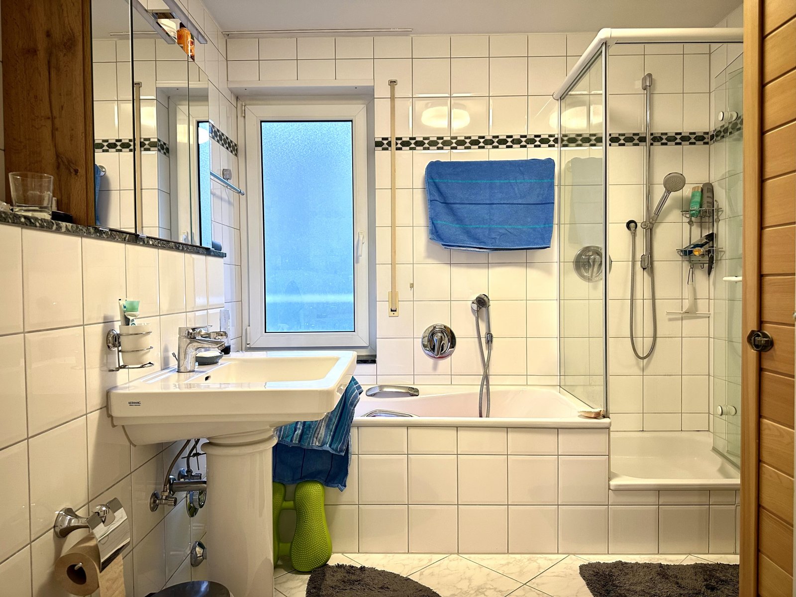 Tageslichtbad mit Wanne und Dusche