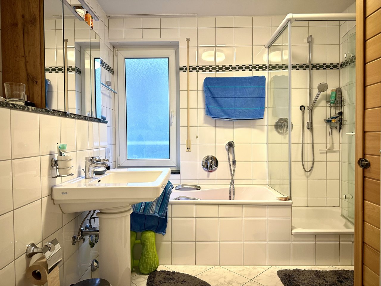 Tageslichtbad mit Wanne und Dusche