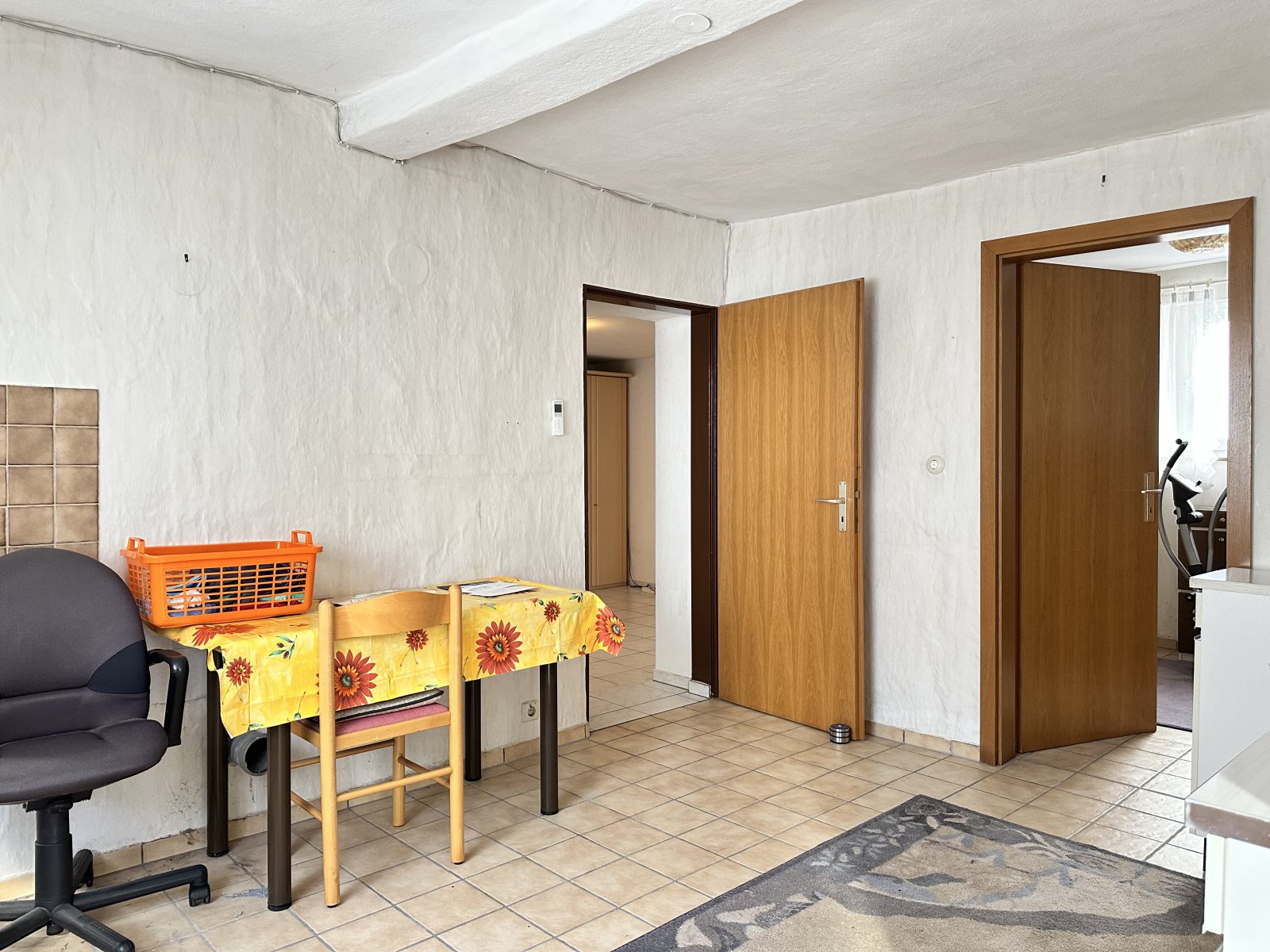 Durchgangszimmer mit Nebenraum und Durchgang zum Anbau