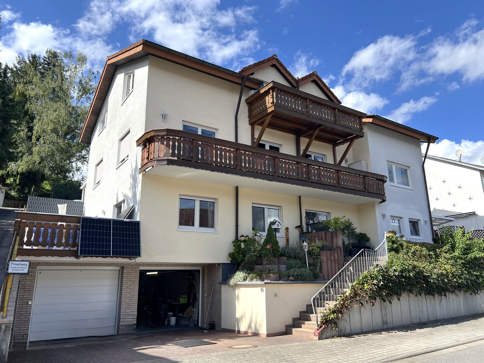 Hausansicht in ruhiger Lage