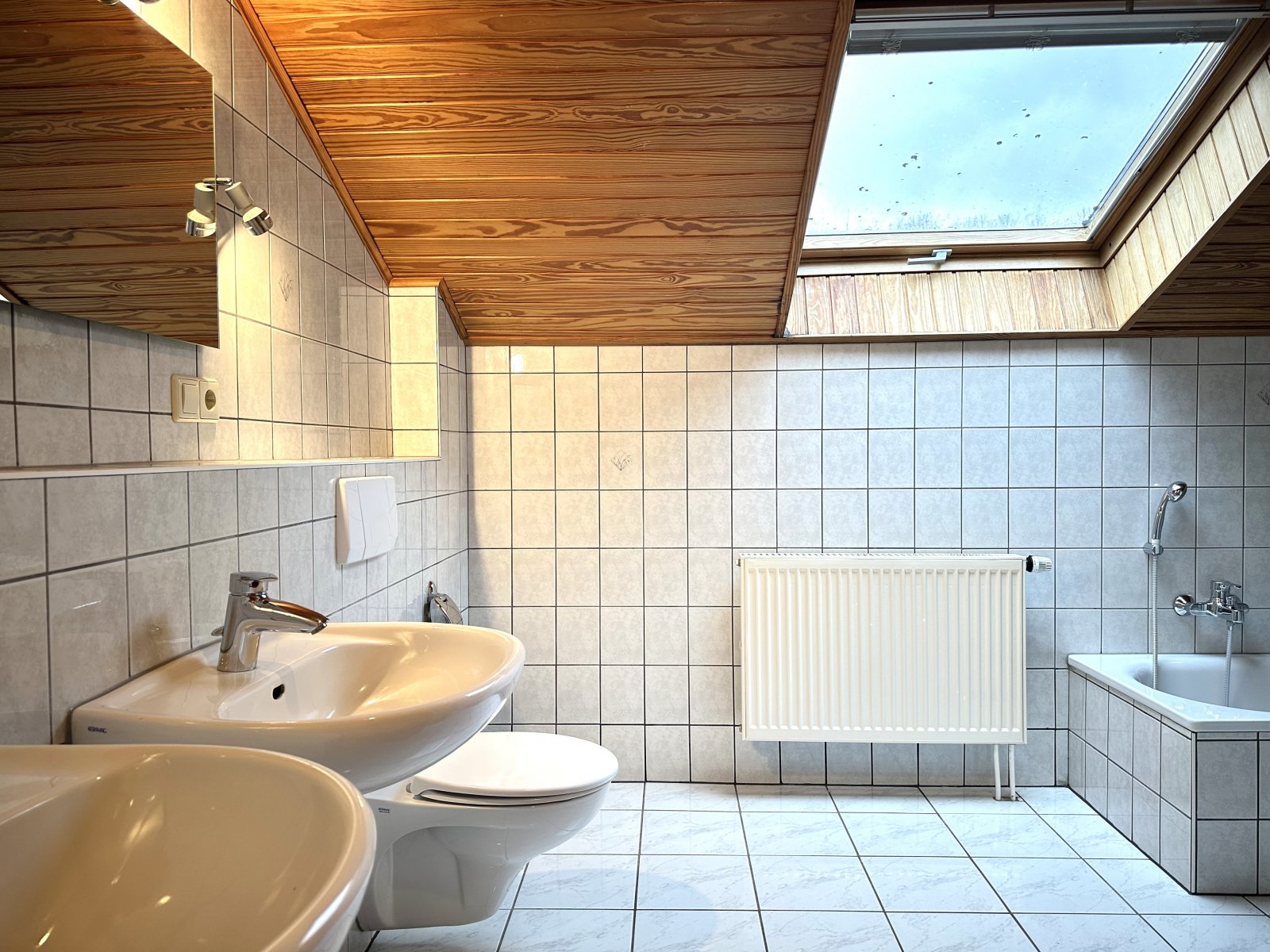 Badezimmer mit Fenster